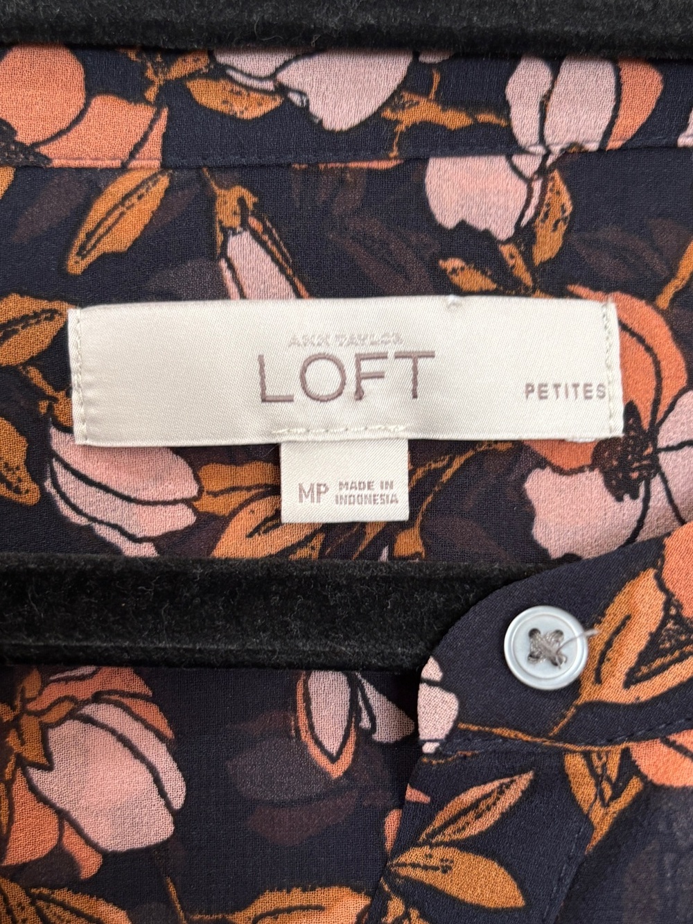 LOFT Navy Pink Floral Long Sleeve Button Up Blouse Size Medium Petite - Picture 3 of 5